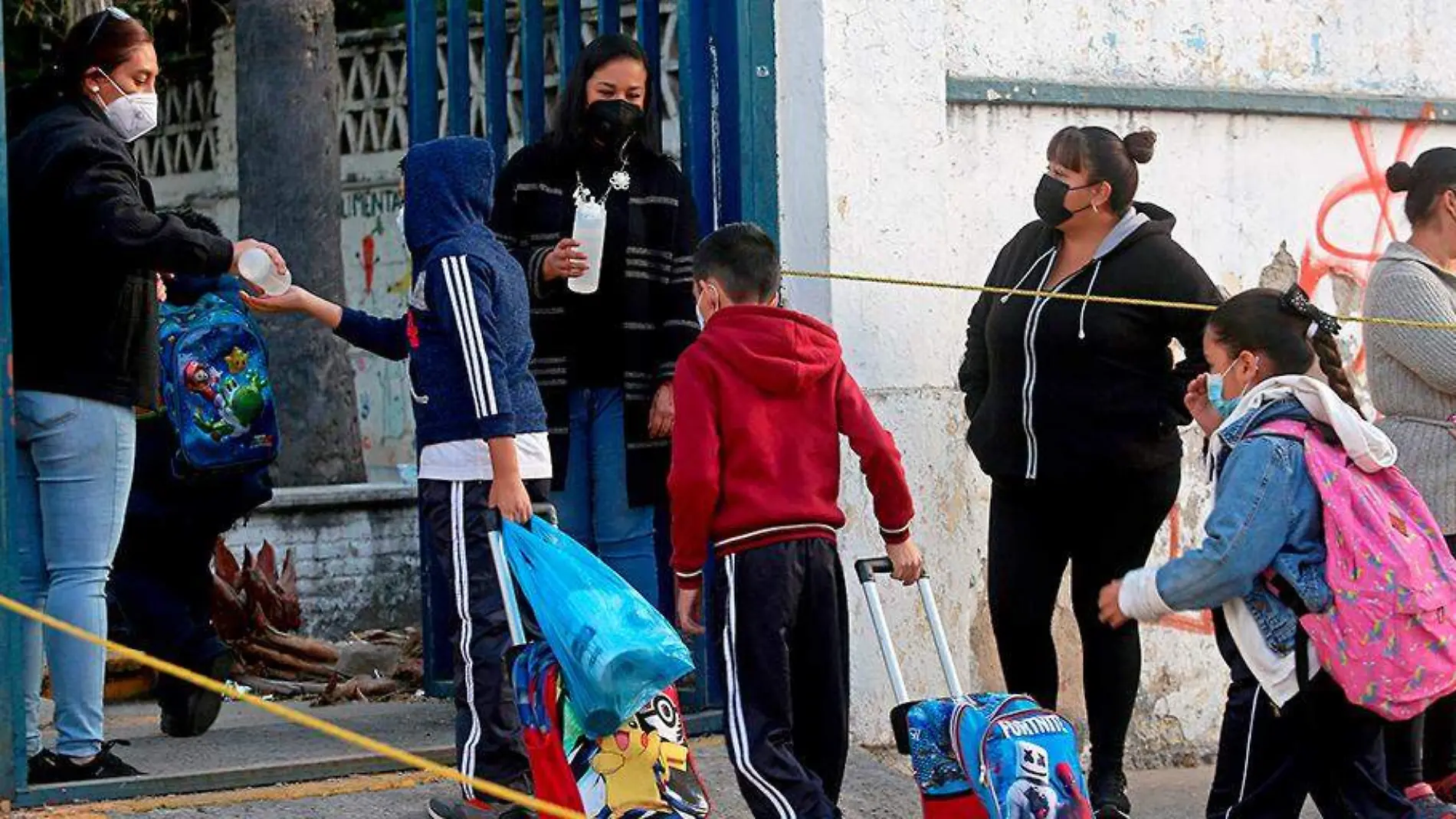 Niños a la entrada de plantel escolar